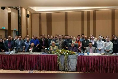 Ahmad Zahid (tengah) bergambar bersama pegawai dan kakitangan KKDW yang terlibat dalam program pemukiman di Teluk Bahang, pada Ahad.