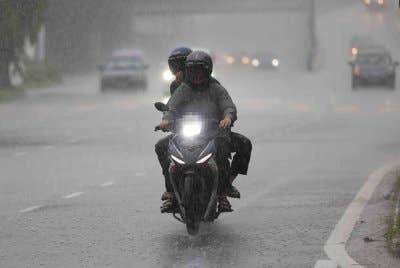 MetMalaysia mengeluarkan amaran hujan berterusan tahap buruk yang dijangka berlaku di beberapa kawasan di Sarawak hingga esok. Gambar hiasan