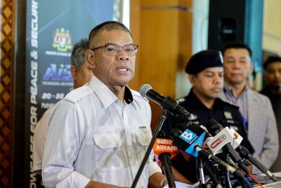 Saifuddin Nasution ketika sidang akhbar selepas meninjau persiapan menjelang Ekspo dan Sidang Kemuncak Keselamatan Antarabangsa Asia 2025 (AiSSE'25) di Pusat Konvensyen Antarabangsa Putrajaya (PICC) hari ini. Foto Bernama