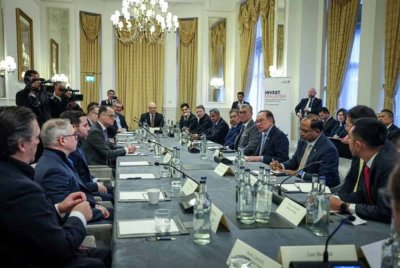 Perdana Menteri, Datuk Seri Anwar Ibrahim ketika mengadakan pertemuan dengan pemain industri dan pelabur institusi pada hari ketiga lawatan kerja beliau ke United Kingdom baru-baru ini. Foto Bernama