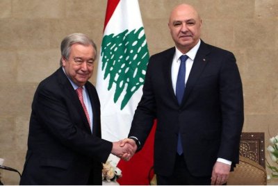 Joseph Aoun (kanan) ketika bertemu António Guterres di istana presiden di Baabda timur Beirut. Foto AFP