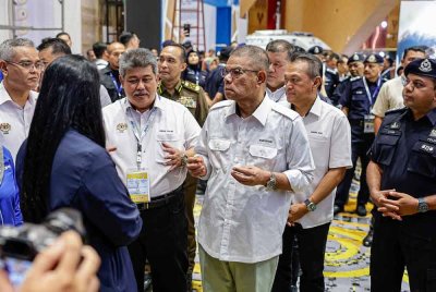 Saifuddin Nasution (tiga dari kanan) ketika meninjau persiapan menjelang Ekspo dan Sidang Kemuncak Keselamatan Antarabangsa Asia 2025 (AiSSE'25) di Pusat Konvensyen Antarabangsa Putrajaya (PICC) hari ini. - Foto: Bernama