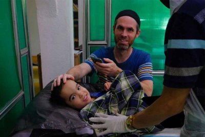 Danial Benoit menemani anaknya, Lucas ketika proses berkhatan sempena Program Khatan Perdana 2025 DUN Ru Rendang di Marang pada Sabtu. Foto Jihadi Urusetia Penerangan Darul Iman (UPDI)