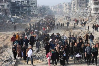 Penduduk Palestin meninggalkan Bandar Gaza untuk kembali ke kampung halaman masing-masing pada pagi Ahad.