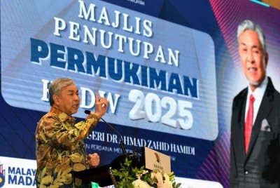Ahmad Zahid menyampaikan amanat pada Majlis Penutupan Permukiman KKDW 2025 pada Ahad - Foto: Bernama