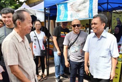 Mohd Shafie beramah mesra dengan pengunjung ketika melakukan tinjauan mesra di Tamu Jalan Gaya di Kota Kinabalu.
