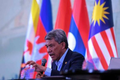 Mohamad Hasan ketika sidang akhbar selepas mempengerusikan mesyuarat Pemukiman AMM di Pusat Konvensyen Antarabangsa Langkawi (LICC) hari ini. - Foto: Bernama