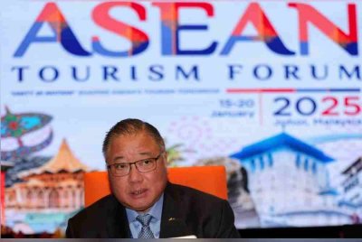Tiong King Sing pada sidang akhbar selepas mempengerusikan Mesyuarat Menteri Pelancongan ASEAN ke-28 sempena Forum Pelancongan ASEAN (ATF) 2025 hari ini. Foto Bernama