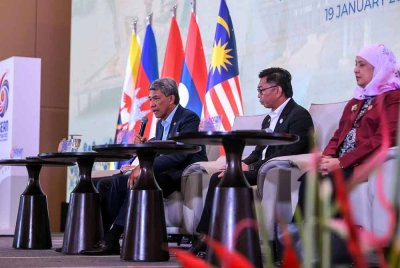 Mohamad (kiri) ketika sidang akhbar selepas mempengerusikan mesyuarat Pemukiman Menteri-menteri Luar ASEAN (AMM) di Pusat Konvensyen Antarabangsa Langkawi (LICC) hari ini. - Foto Bernama