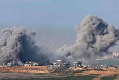 Kepulan asap tebal memenuhi ruang udara di utara Genting Gaza pada pagi Ahad. - Foto Agensi