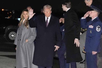 Trump tiba di Washington, di mana majlis pelantikannya akan diadakan pada 20 Januari. Foto Agensi