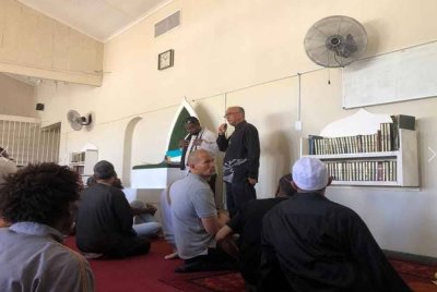 Replika cek sumbangan itu diserahkan oleh Mohamad Rameez kepada Pengerusi Lembaga Pengurusan pusat itu, Salmaan Dhameer Jacoobs dalam satu majlis selepas solat Jumaat pada 17 Januari.