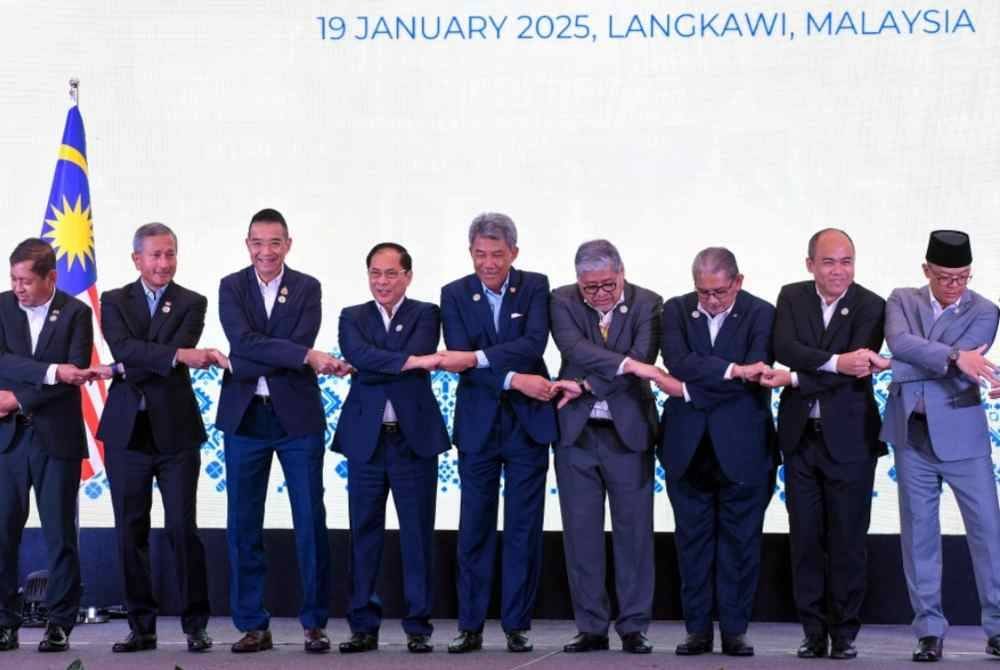Mohamad (lima dari kanan) bergambar bersama Menteri-menteri Luar ASEAN pada AMM Retreat di Pusat Konvensyen Antarabangsa Langkawi pada Ahad.