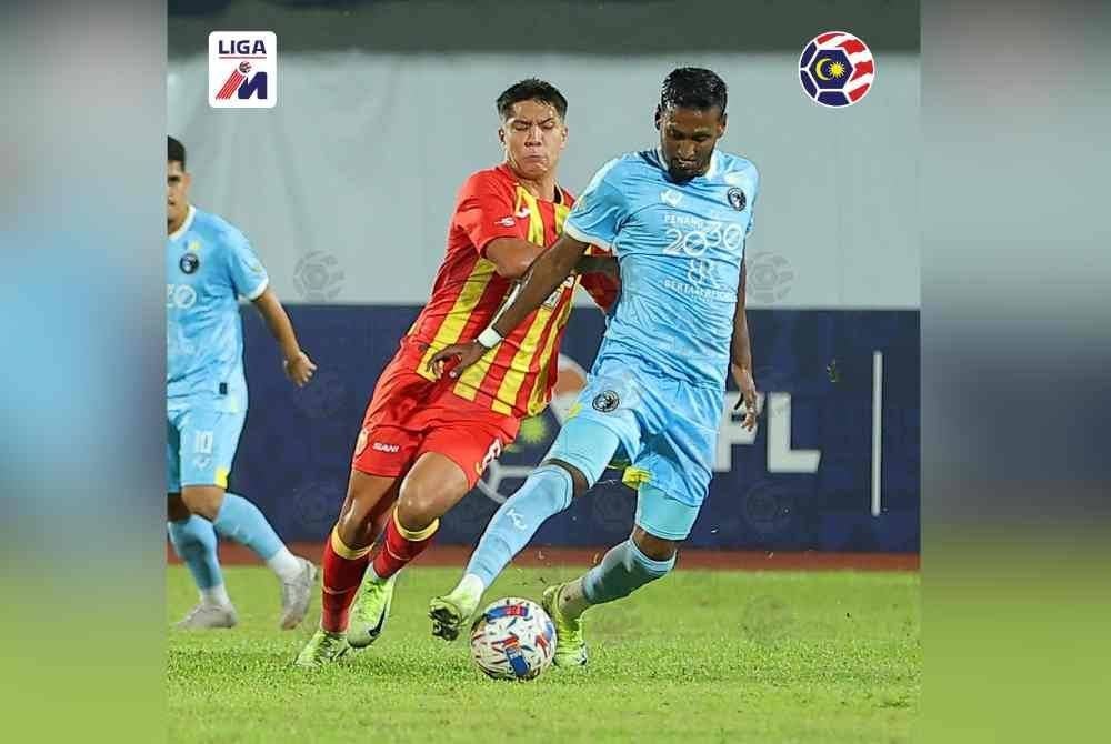 Tonggak Selangor, Nooa Laine bersaing dengan pemain Penang, Syamer Kutty Abba dalam aksi separuh akhir pertama Piala Cabaran di Stadium Bandaraya pada Ahad. Foto: MFL