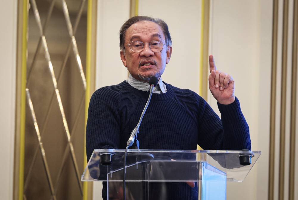 Perdana Menteri, Datuk Seri Anwar Ibrahim berucap pada Majlis Minum Petang dan Ramah Mesra bersama Diaspora Malaysia di Belgium dan Luxembourg, bersempena lawatan kerja ke Belgium pada Ahad. Foto Bernama