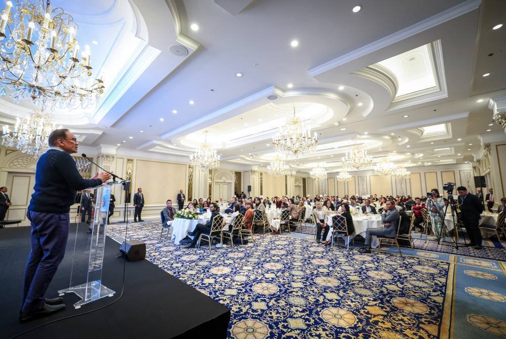 Perdana Menteri, Datuk Seri Anwar Ibrahim berucap pada Majlis Minum Petang dan Ramah Mesra bersama Diaspora Malaysia di Belgium dan Luxembourg, bersempena lawatan kerja ke Belgium di sini pada Ahad. Foto Bernama