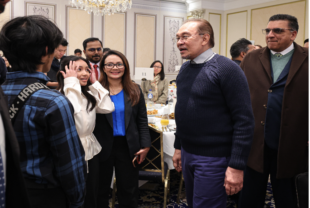 Perdana Menteri, Datuk Seri Anwar Ibrahim ketika tiba pada Majlis Minum Petang dan Ramah Mesra bersama Diaspora Malaysia di Belgium dan Luxembourg, bersempena lawatan kerja ke Belgium di sini pada Isnin. Foto Bernama