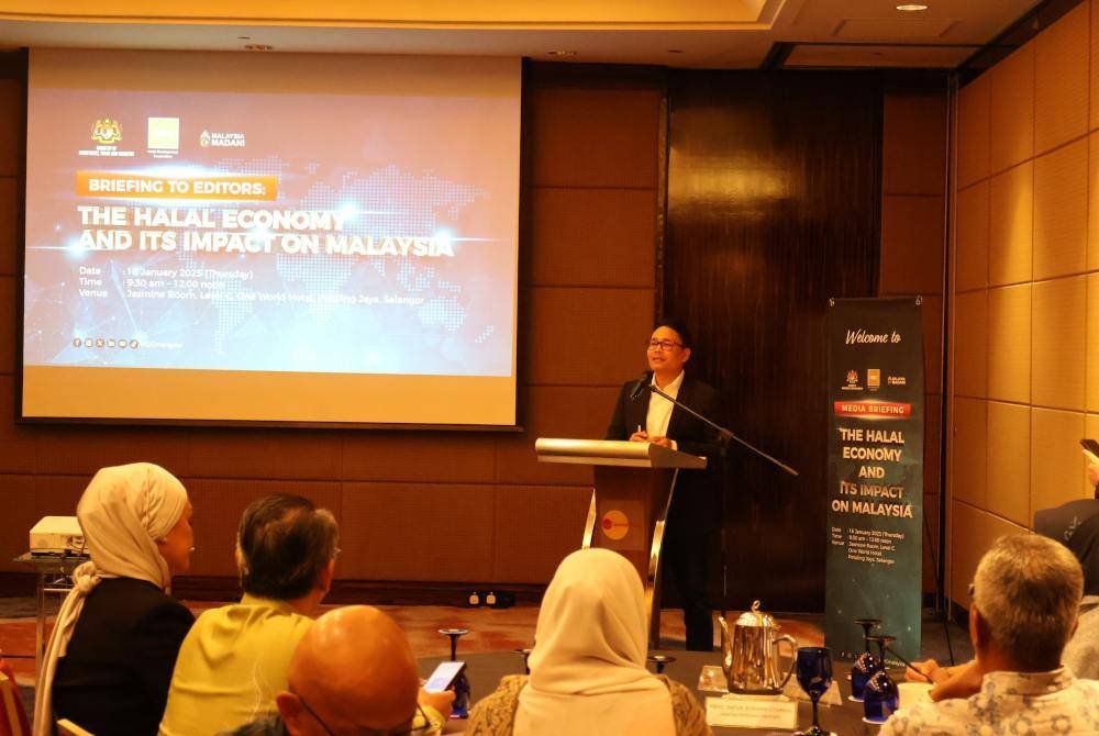 Pengerusi HDC, Khairul Azwan Harun ketika berucap dalam Majlis Taklimat Strategi Pacu Ekonomi Halal Malaysia Bersama Media di One World Hotel, Petaling Jaya pada Khamis.