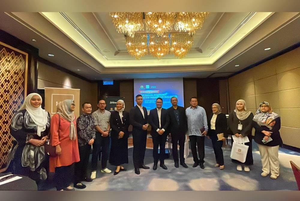 Pengerusi HDC, Khairul Azwan Harun (enam dari kanan) dan Ketua Pegawai Eksekutif HDC, Hairol Ariffein Sahari (tujuh dari kanan) bergambar bersama sebahagian media yang hadir.