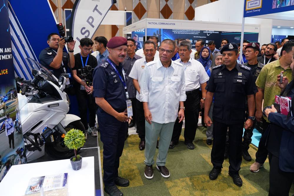 Saifuddin (tengah) melakukan tinjauan persiapan akhir AISSE'25 dengan diiringi Ayob Khan (kanan).