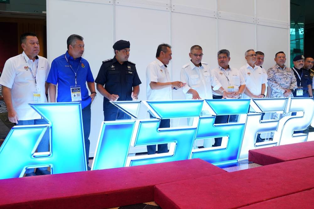 Saifuddin (lima dari kiri) ketika meninjau persiapan akhir AISSE’25 di PICC Putrajaya pada Ahad.