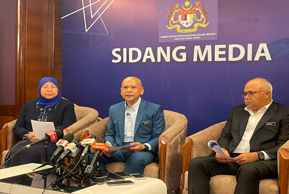 Armizan (tengah) bersama Timbalan Menteri, Fuziah Salleh semasa sidang media selepas menyampaikan perutusan hala tuju KPDN bagi tahun 2025 pada Isnin.