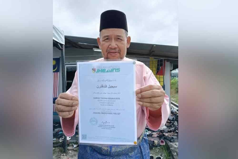 Kamal menunjukkan surat pendaftaran surau diterima dari Jabatan Hal Ehwal Agama Islam Negeri Sembilan.