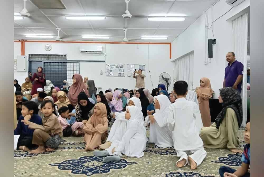 Suasana surau pada hari pertama dibuka dipenuhi orang ramai.