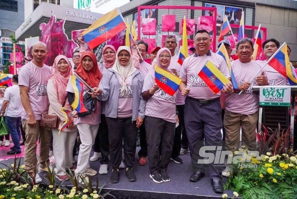 Dr Zaliha (lima dari kiri) pada Kempen Kibar Bendera Wilayah Persekutuan.
