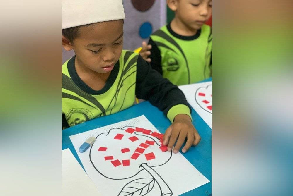 Muhammad Aish (kiri) ketika masih sihat ketika berusia empat tahun.