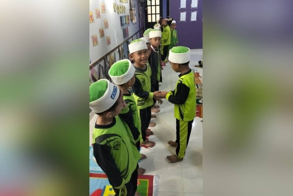 Muhammad Aish (tiga dari kiri) merupakan seorang murid yang ceria dan gemar bergaul dengan rakan-rakan di sekolah.