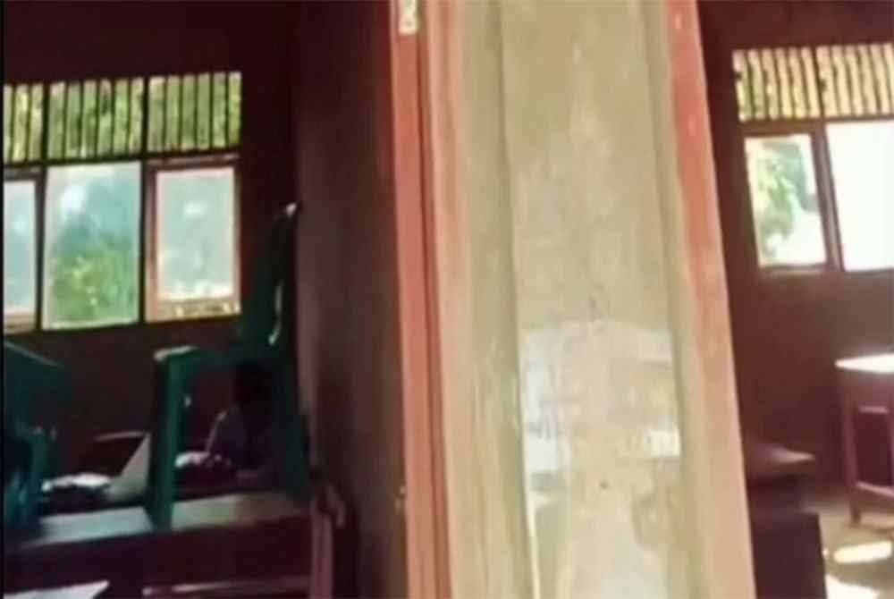 keadaan sekolah yang kosong tanpa kehadiran guru dan dilaporkan sudah sebulan tidak hadir mengajar.