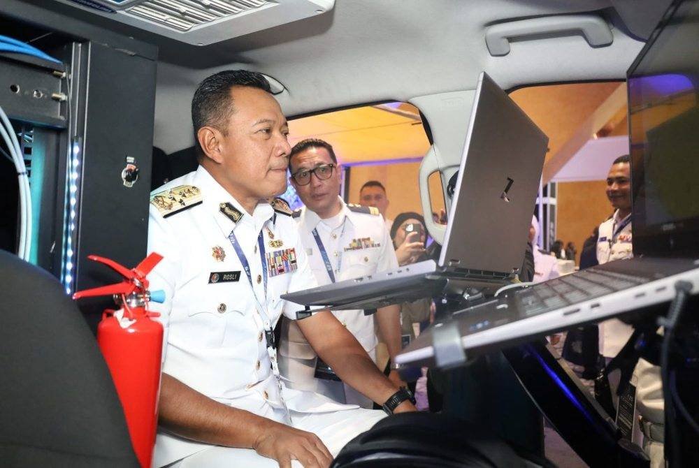 Mohd Rosli melihat teknologi yang dipamerkan di AISSE’25 di PICC, di sini, pada Isnin.