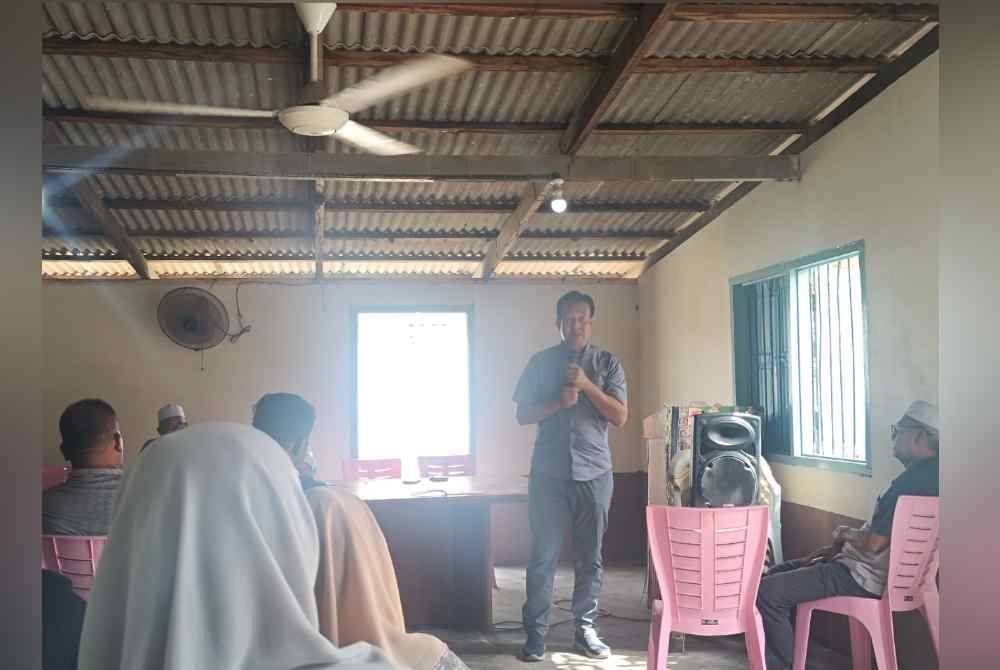 Bazlan ketika sesi dialog bersama penduduk terjejas.