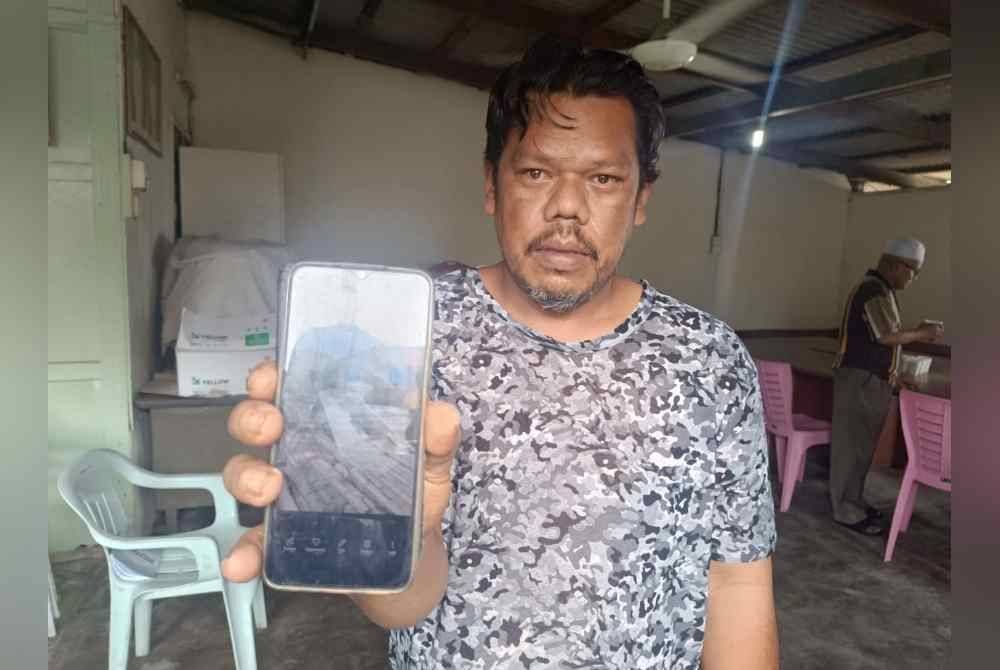 Zamri menunjukkan keadaan rumah yang dibina sudah musnah.