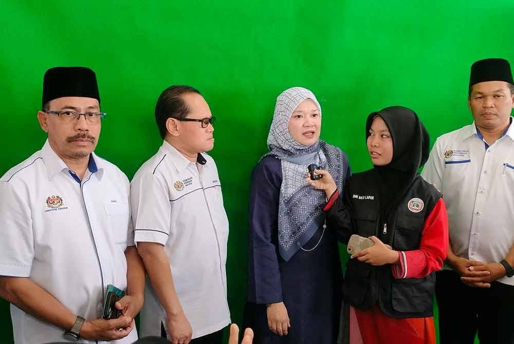 Fadhlina (tengah) ditemu bual pelajar ketika melakukan lawatan kerja rasmi ke Sekolah Kebangsaan Danglau Sik Kedah pada Isnin.