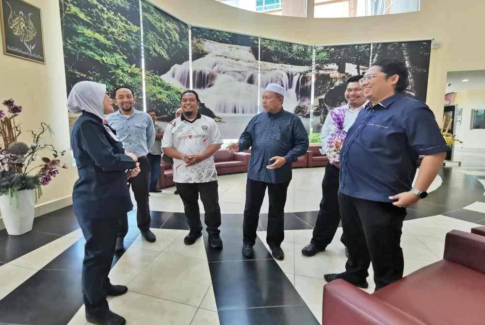 Maliaman (tiga dari kanan) di pekarangan klinik pakar psikiatri HSNZ di Kuala Terengganu.
