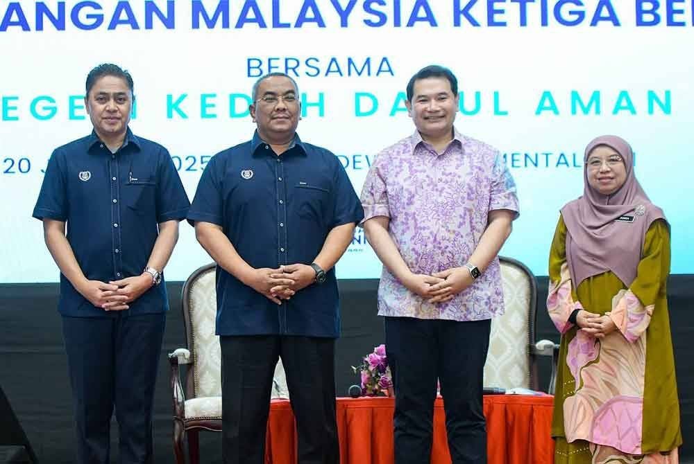 Rafizi (dua, kanan) dan Muhammad Sanusi (dua, kiri) selepas selesai mengadakan sesi libat urus RMK13 pada Isnin.