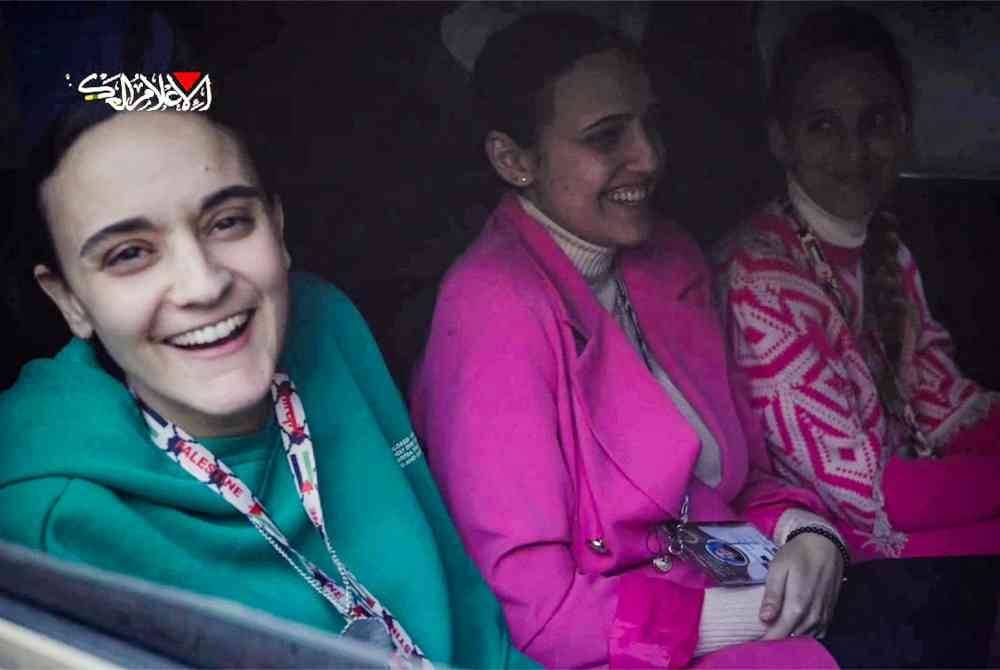 Tiga tawanan wanita Israel (dari kiri) Emily Damari, Romi Gonen dan Doron Steinbracher duduk di dalam kenderaan Hamas sebelum diserahkan kepada ICRC di Semenanjung Gaza. Foto AFP