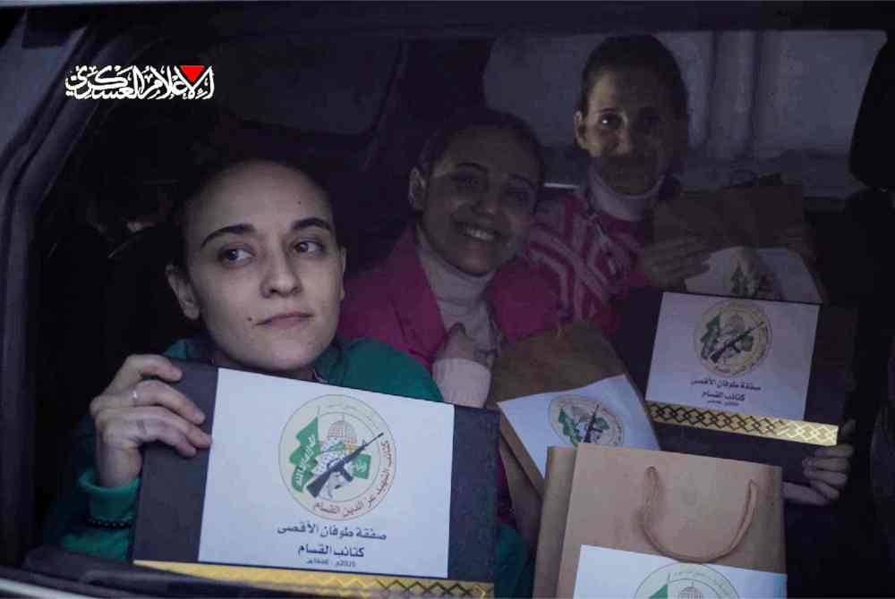 Pihak Berkuasa Penyiaran Awam Israel (KAN) melaporkan bahawa Hamas memberikan hadiah kenang-kenangan kepada tiga tawanan wanita Israel yang dibebaskan itu. Foto AFP