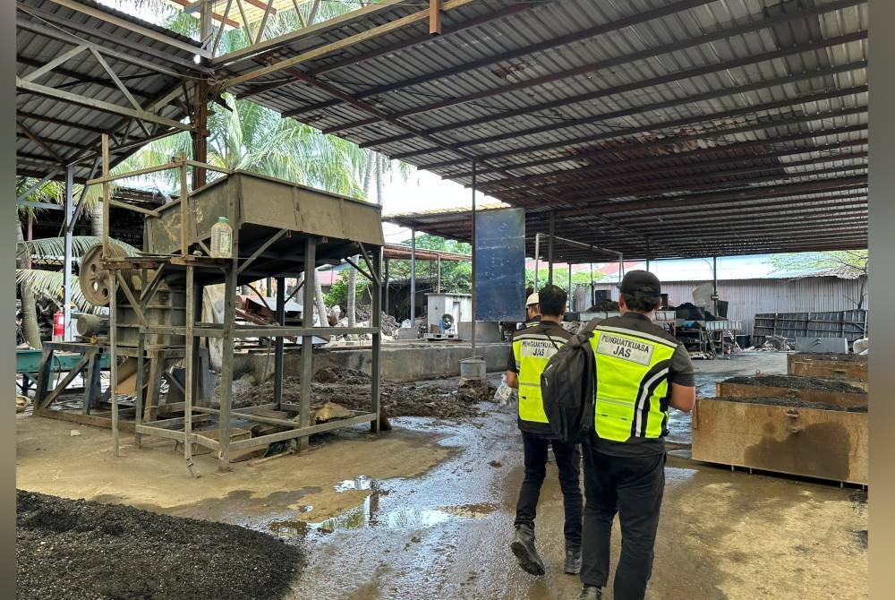 Premis yang disyaki melaksanakan kegiatan memproses sisa elektronik atau 'e-waste' secara haram.