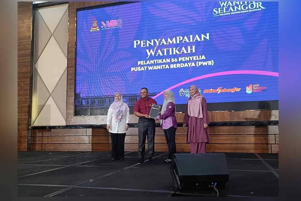 Amirudin (dua dari kanan) dan Anfaal Saari (kanan) ketika Majlis Himpunan Wanita Selangor di IDCC pada Isnin.