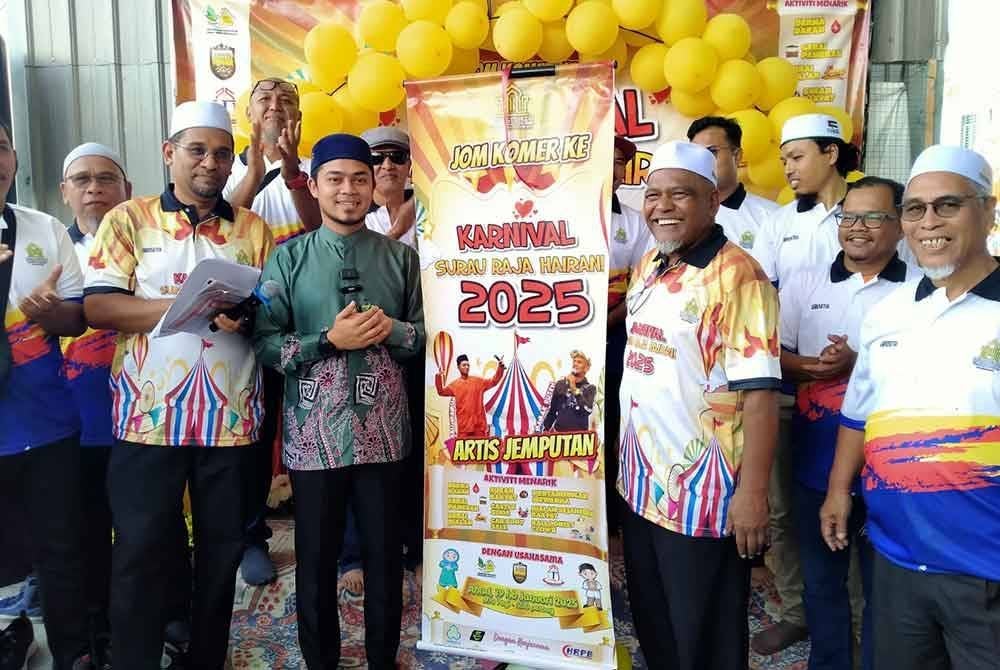 Hafez (dua dari kiri) ketika merasmikan Karnival Surau Raja Hairani 2025 di Taman Meru Perdana 2 di sini pada Ahad.