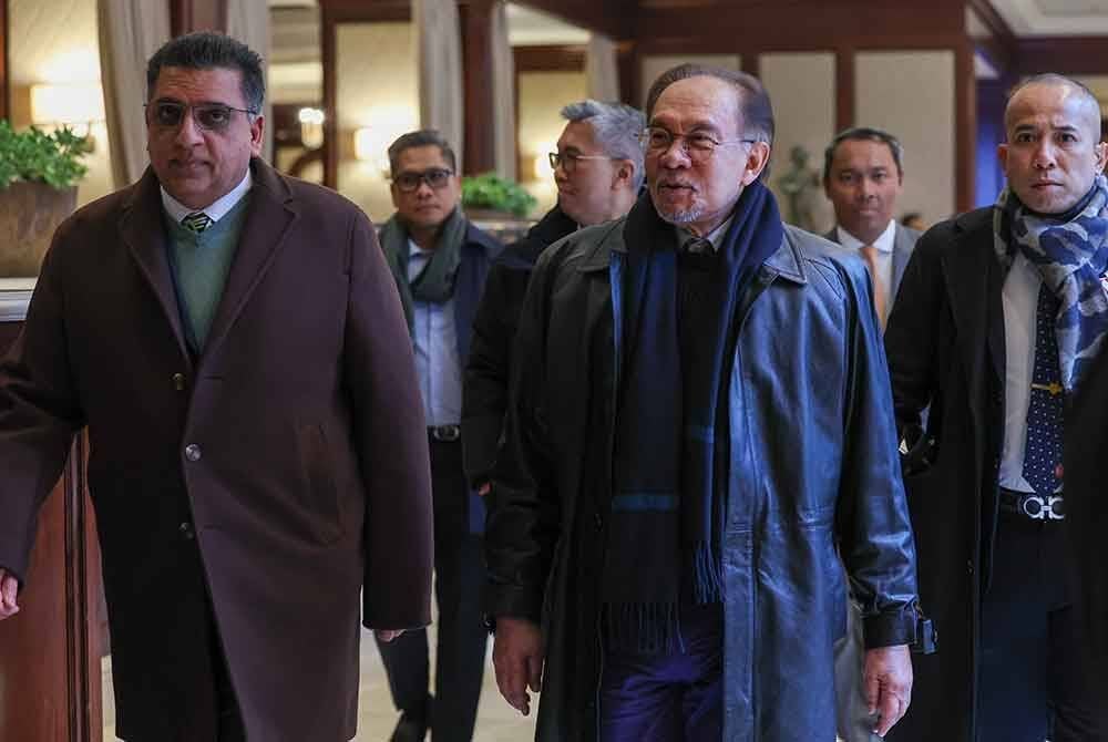 Anwar ketika tiba di Belgium untuk lawatan kerja selama dua hari. Foto Bernama
