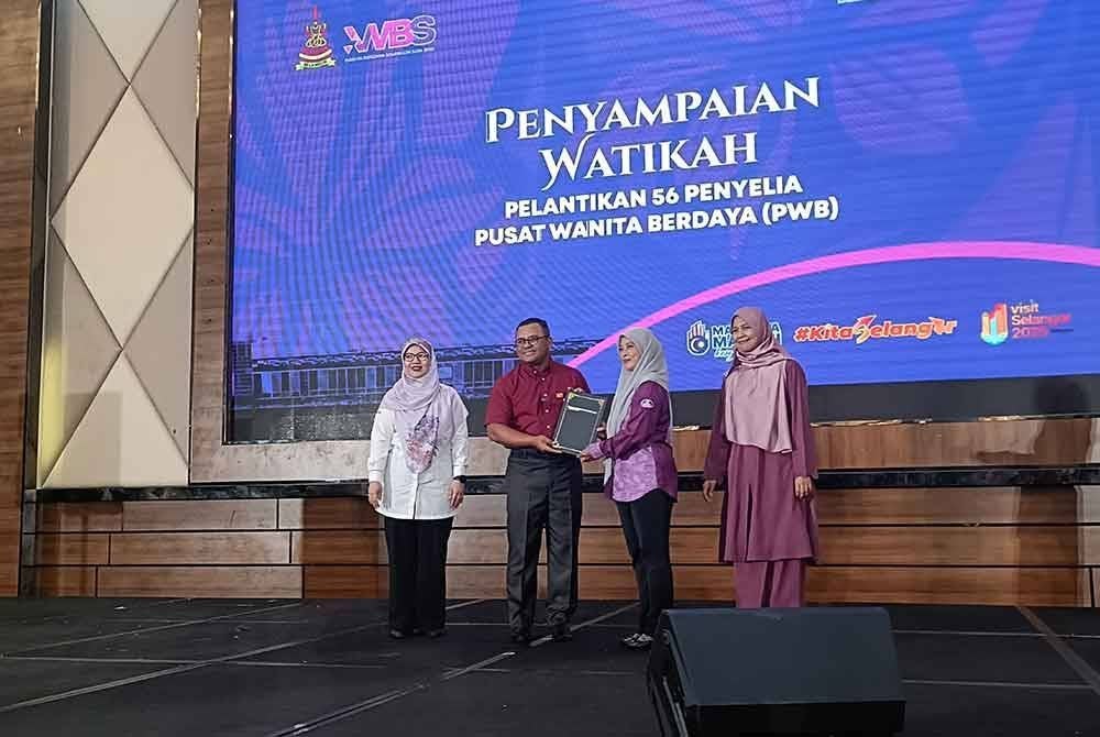 Amirudin (dua dari kanan) dan Anfaal Saari (kanan) ketika Majlis Himpunan Wanita Selangor di IDCC pada Isnin.
