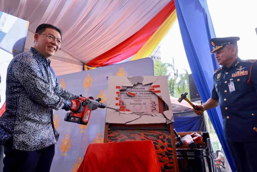 Kor Ming (kiri) menyempurnakan majlis pelancaran Program Kesiapsiagaan Musim Perayaan sempena Tahun Baharu Cina 2025-Ops Siaga Raya di Suria KLCC pada Isnin. Foto Bernama