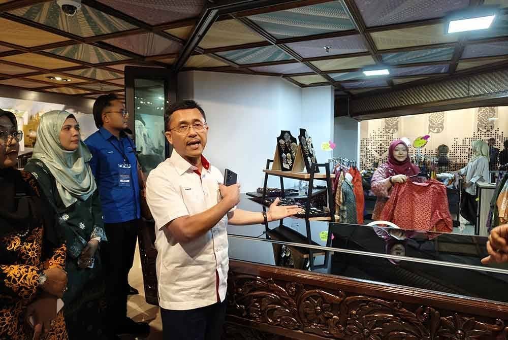 Borhan meninjau ruang pameran Muzium Sultan Alam Shah yang akan mula dibuka semula pada 8 Februari ini.