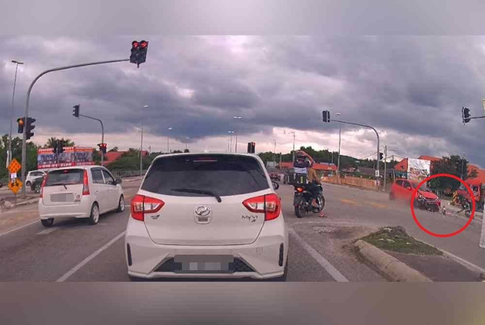 Tangkap layar video tular menyaksikan penunggang motosikal memandu secara melulu dan melanggar lampu merah menyebabkannya bertembung dengan sebuah kereta di simpang empat Jalan Meru Tambahan, Klang, Selangor pada Ahad.