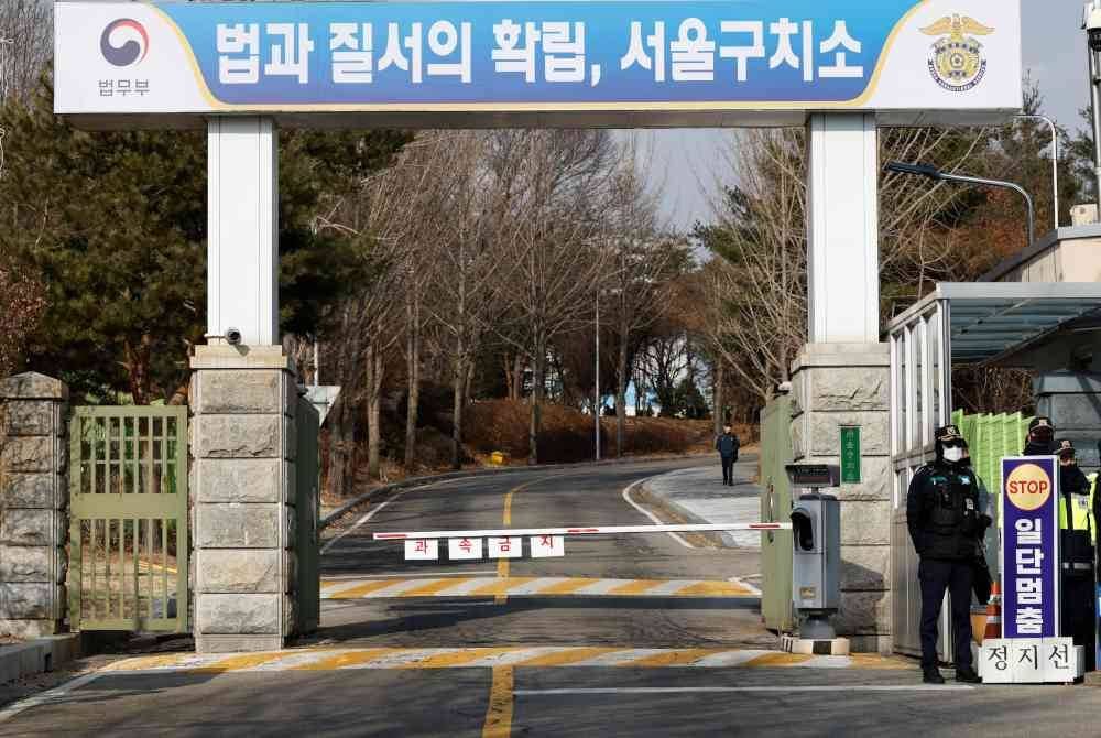 Suk Yeol dipindahkan ke sel berukuran 12 meter persegi di pusat tahanan di Uiwang, selatan Seoul pada Ahad. Foto Xinhua