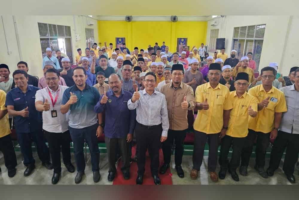 Khairul Azwan (tengah) bersama pegawai masjid dalam Parlimen Pasir Salak pada majlis Multaqa di Kampung Gajah pada Isnin.